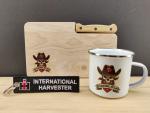 IHC International Harvester Set Tasse, Messerbrett, Schlüsselanhänger Totenkopf